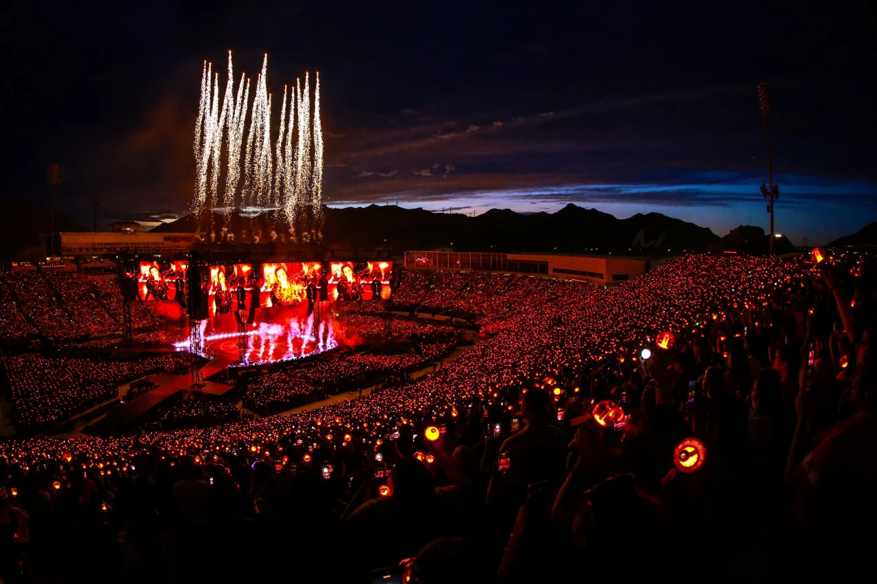 Thiết kế tựa lưng vào đồi đá của Sun Bowl tạo nên hiệu ứng thị giác độc nhất cho concert của BTS.
