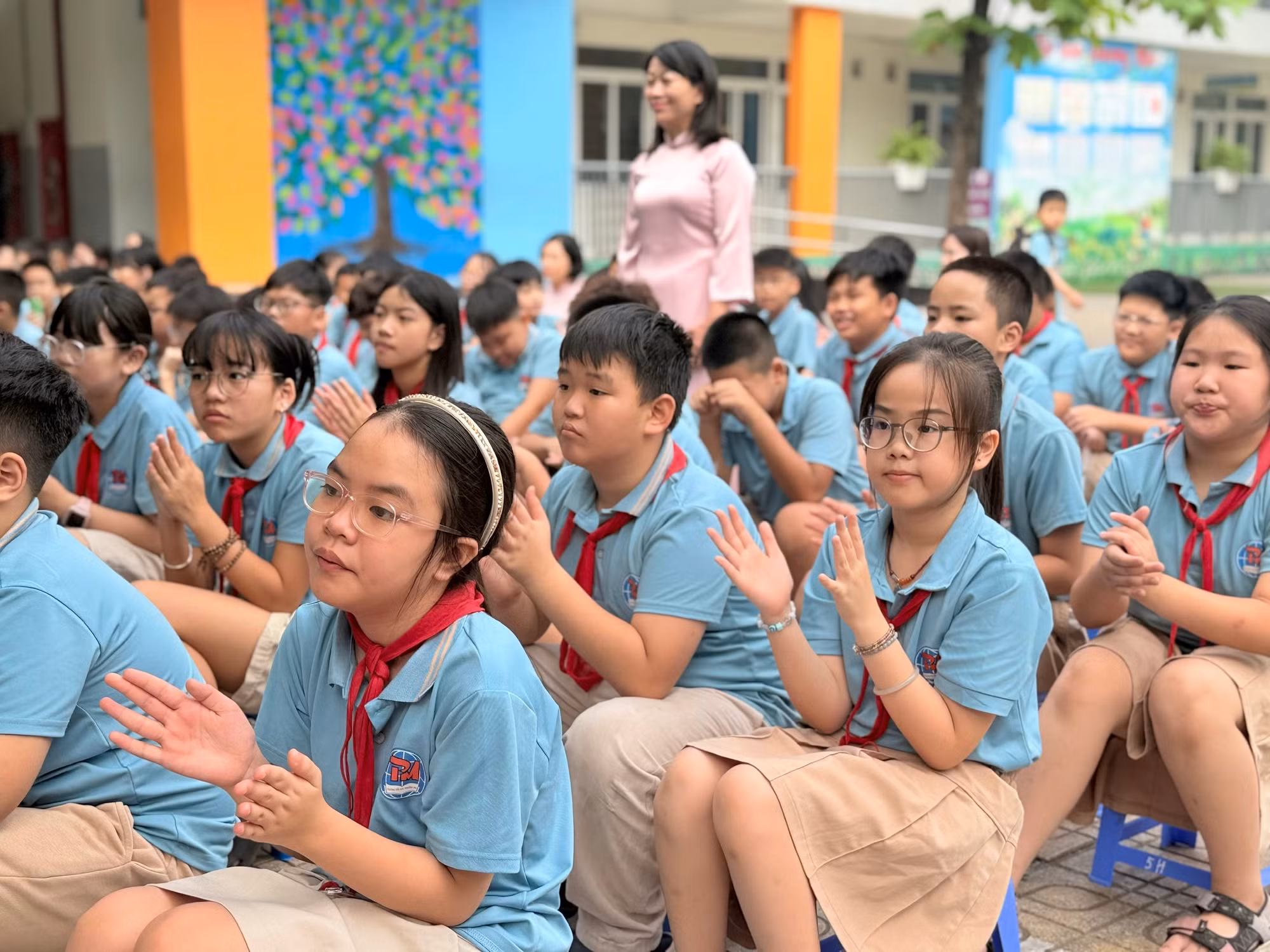 Học sinh Trường Tiểu học Phương Mai hào hứng tham gia lễ phát động cuộc thi "Lối sống xanh - Đại sứ năng động bảo vệ môi trường". Ảnh: Lưu Trinh