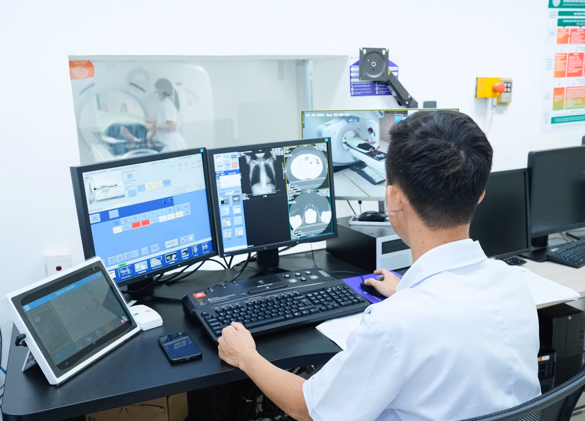 Hệ thống AI giúp bác sĩ phân tích chính xác các tổn thương nhỏ nhất trên phim chụp.