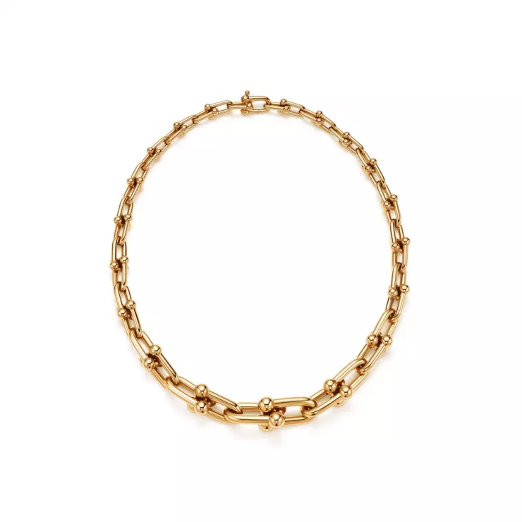 Chiếc vòng cổ Tiffany HardWear Graduated Link Necklace bằng vàng 18K là tâm điểm của set đồ.