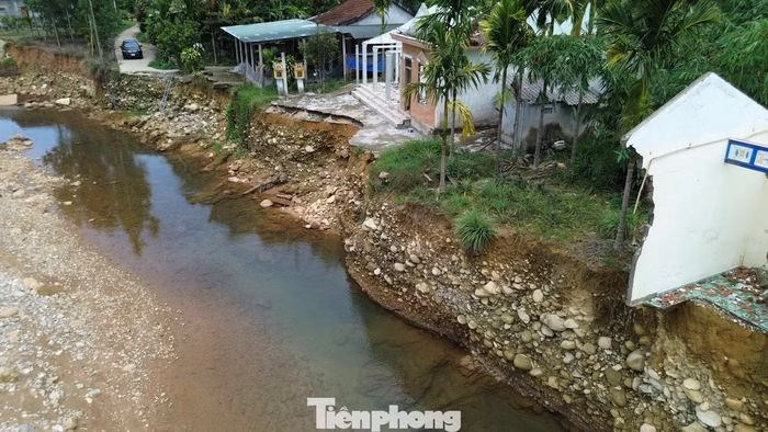 Dù đang trong mùa khô, người dân tại khu vực thác Trượt thuộc thôn Xuân Phú vẫn không khỏi bất an trước sự biến dạng mạnh mẽ của dòng sông.