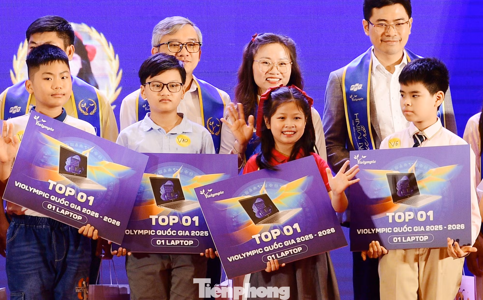 Trần Ngọc An Nhiên (thứ hai từ phải sang) cùng các thí sinh Top 1 nhận giải thưởng cuộc thi. Ảnh: Xuân Tùng
