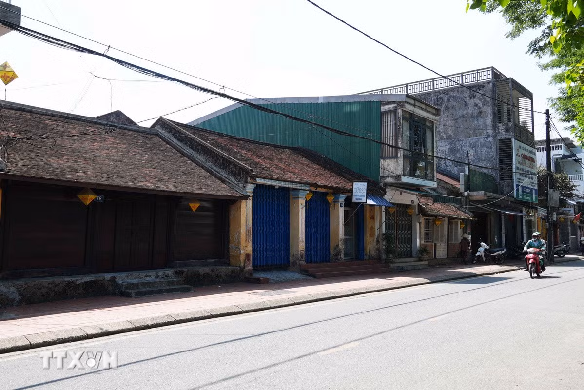 Những mái ngói rêu phong tại Gia Hội là minh chứng cho sức sống bền bỉ của văn hóa dân gian Huế. (Ảnh: Nguyên Lý/TTXVN)