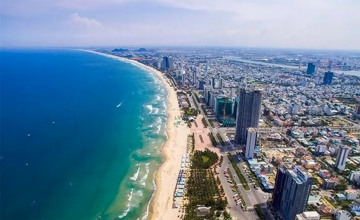 Biển Mỹ Khê nổi bật với làn nước xanh màu ngọc bích, một trong những lý do chính khiến du khách quốc tế say đắm Đà Nẵng.