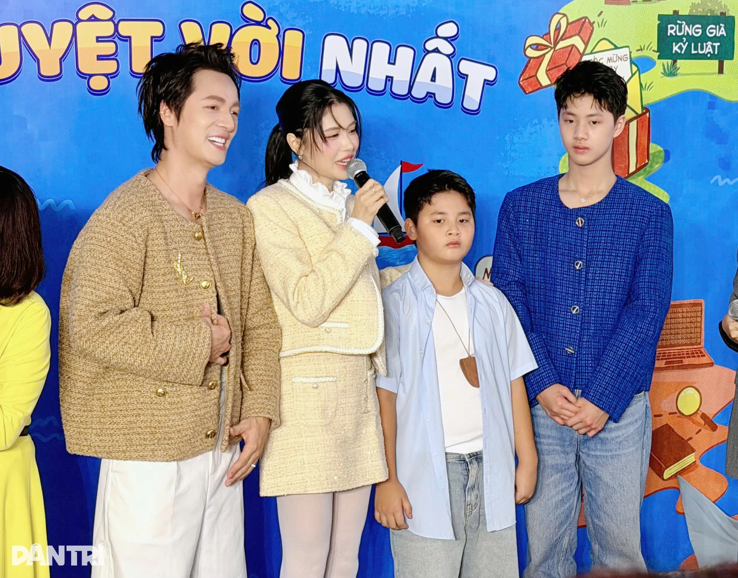 Vợ chồng ca sĩ Đăng Khôi giao lưu cùng khán giả (Ảnh: Bích Phương).
