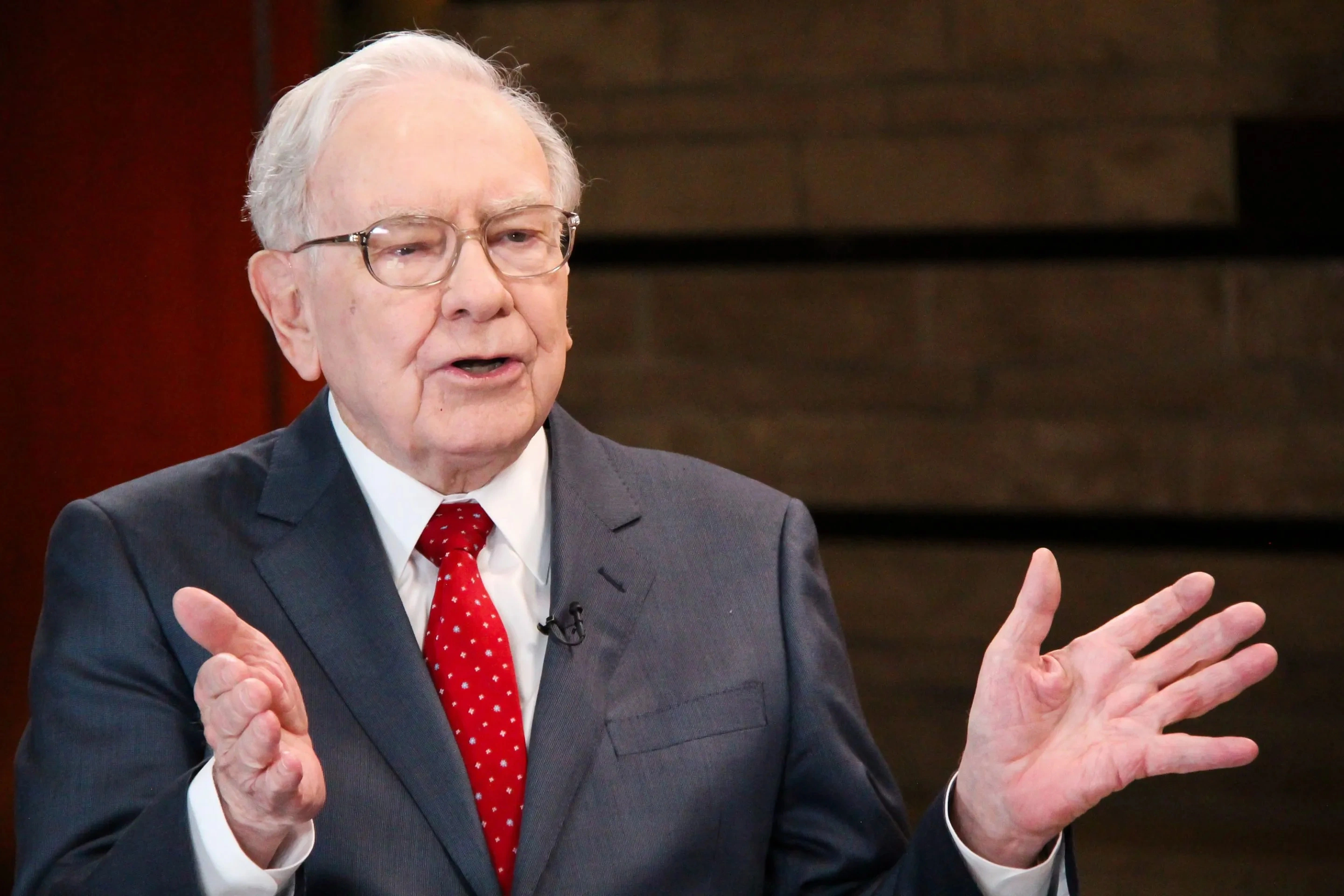 Giữa làn sóng AI, kỹ năng mà tỷ phú Warren Buffett coi là "vũ khí sống còn" lại không liên quan công nghệ (Ảnh: Getty).