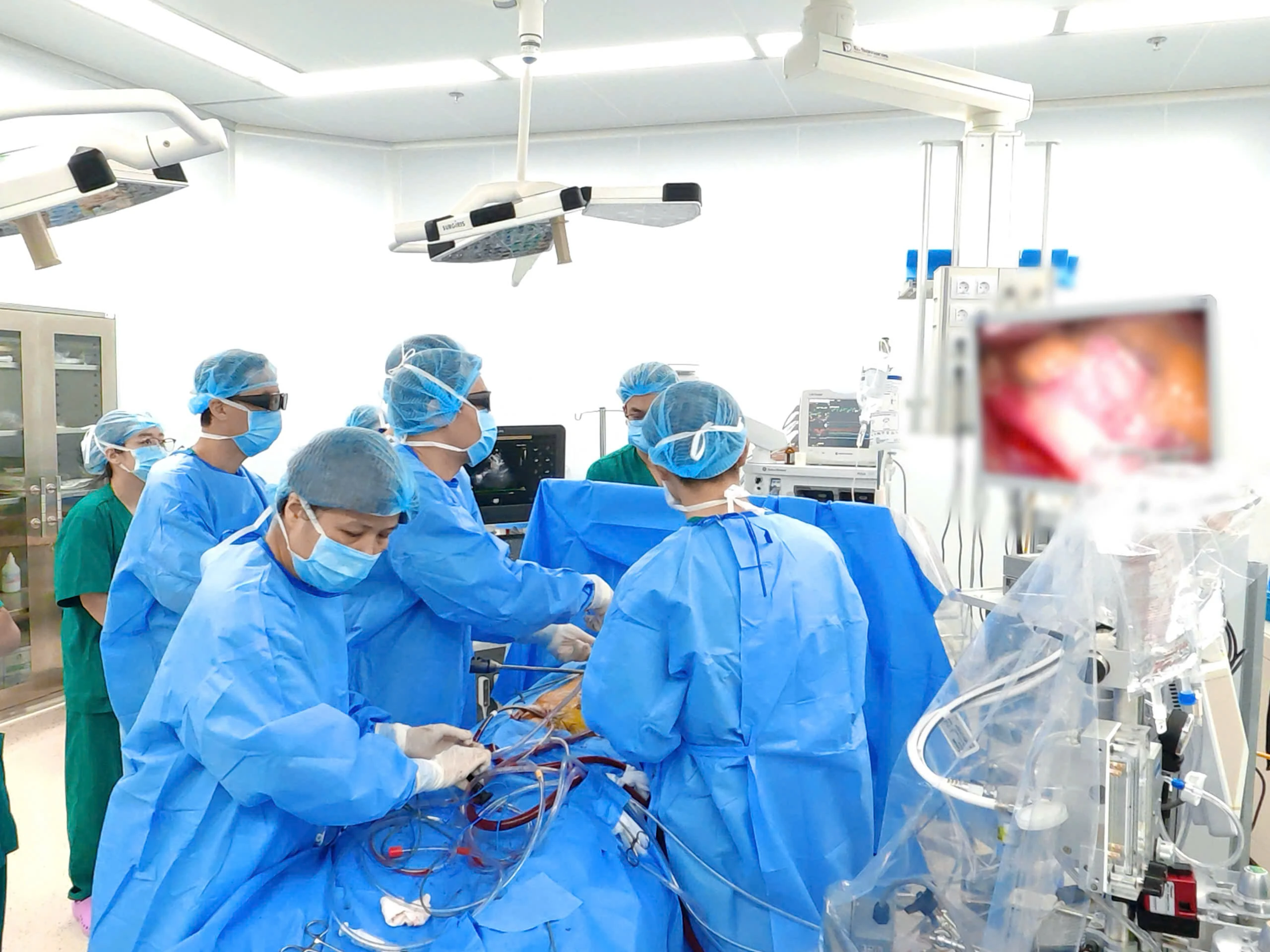 Bác sĩ thực hiện phẫu thuật nội soi tim