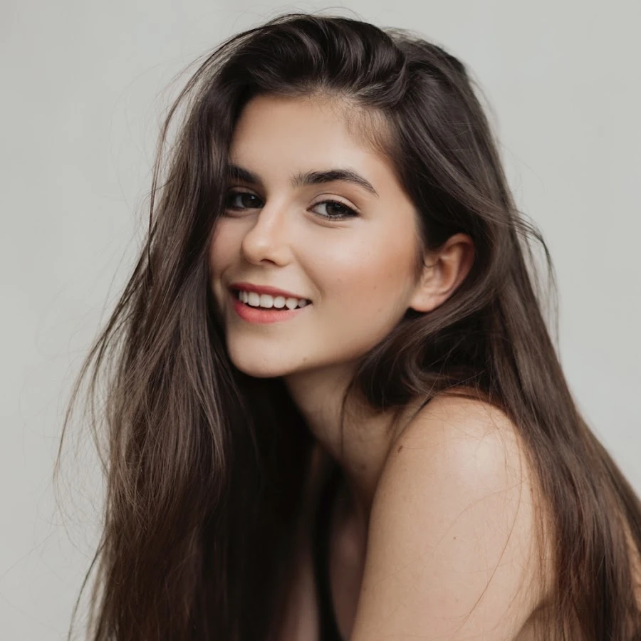 Cận cảnh visual của Polina Denisova