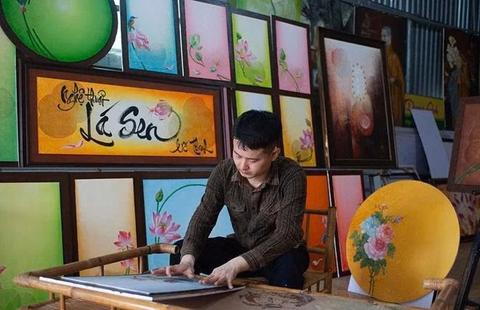 Đỗ Viết Dương phải dành nhiều tâm sức để biến lá sen thành tác phẩm nghệ thuật.