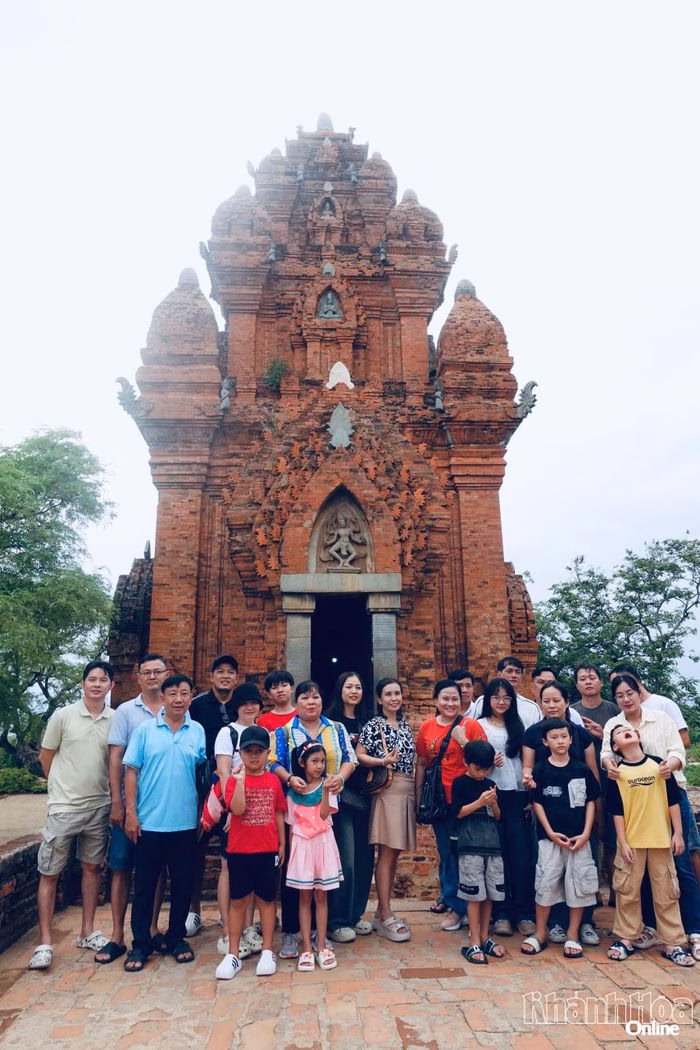 Đoàn khách chụp ảnh lưu niệm trước tháp chính.