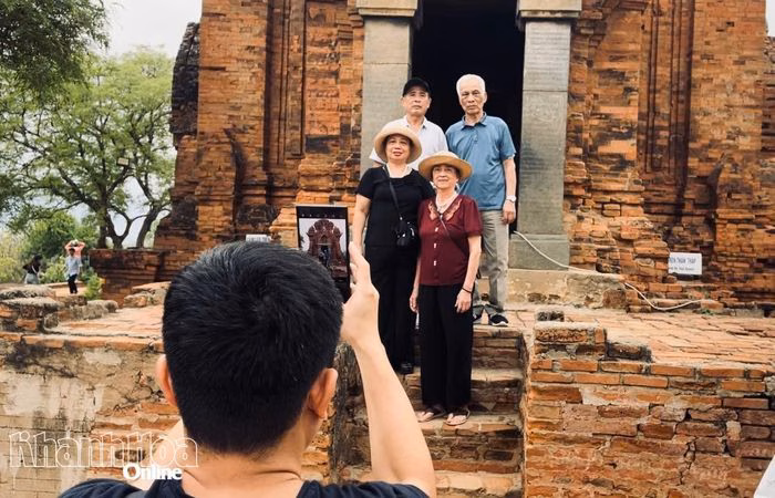 Sau khi tham quan, gia đình ông Danh cùng lưu lại những kỷ niệm tại đây.