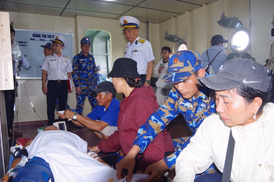 Gia đình tiếp nhận bệnh nhân trên tàu Trường Sa 08. Ảnh: Văn Đường