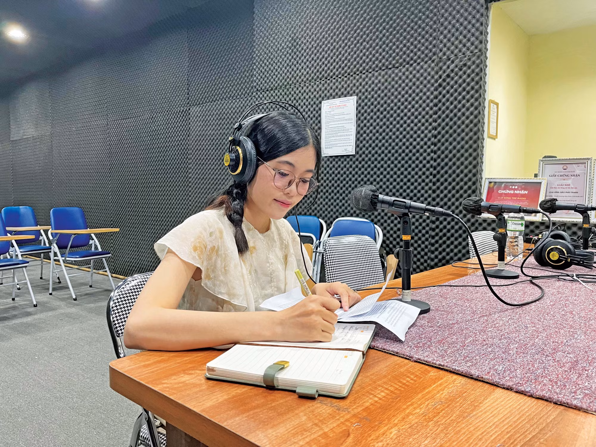 Hồng Nhung tác nghiệp trong phòng thu