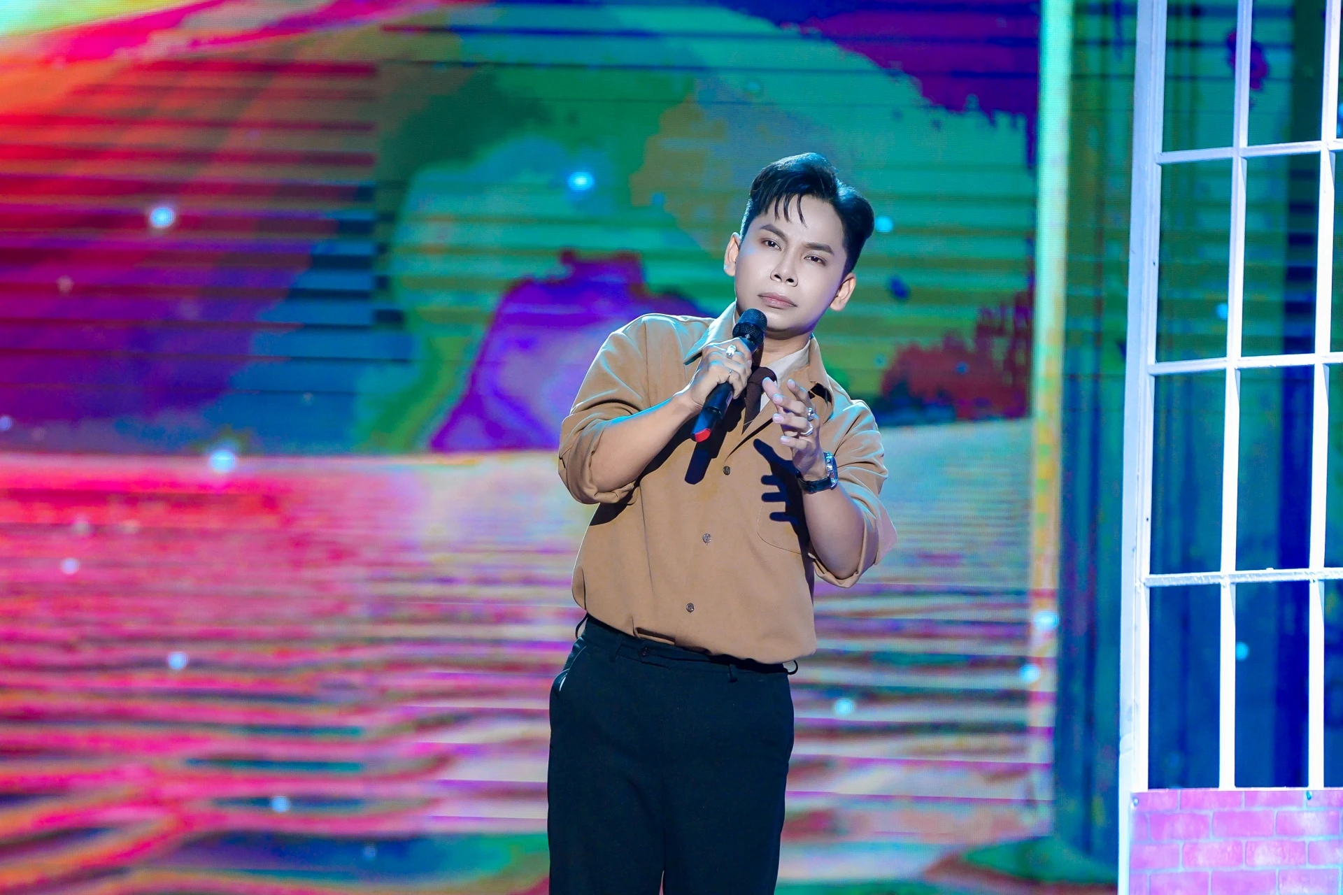 Huy Quang trình bày ca khúc Giọt lệ sầu của nhạc sĩ Lam Phương