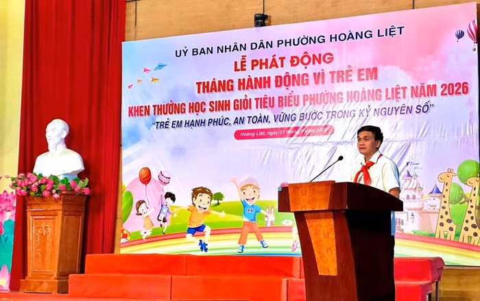 Đồng chí Nguyễn Trường Sơn - Bí thư Đảng ủy, Chủ tịch HĐND phường phát biểu tại buổi lễ. Ảnh: Tiến Đạt.