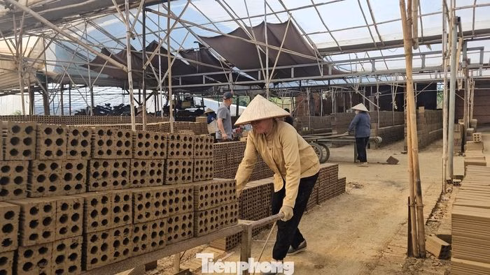 Lò gạch đất sét nung vẫn còn hoạt động do nhiều vướng mắc về cơ chế và nguồn lực.
