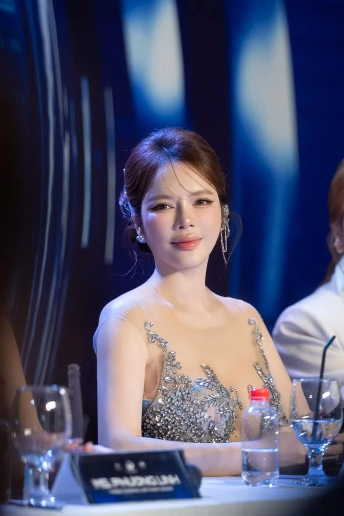 Lý Nhã Kỳ tỏa sáng tại Miss Cosmo
