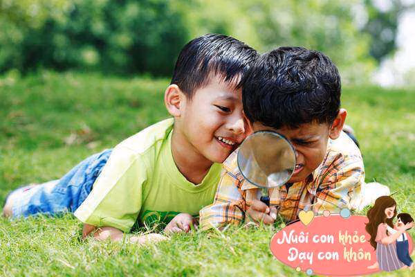Một số trẻ quan sát rất kỹ mọi thứ xung quanh