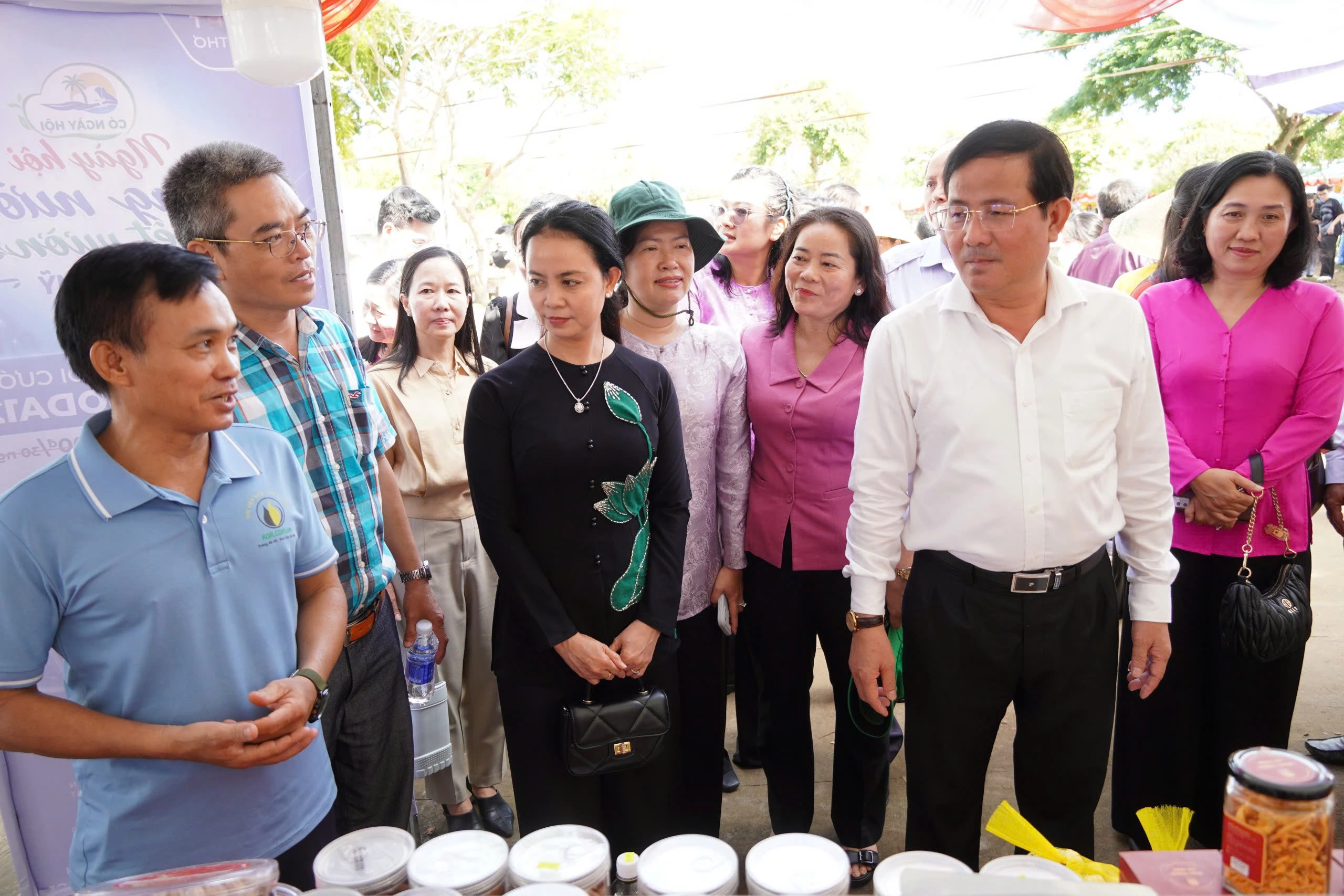 Không khí nhộn nhịp tại Ngày hội Sông nước miệt vườn ở xã Nhơn Mỹ.