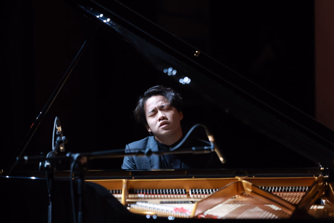 Nghệ sĩ piano Nguyễn Việt Trung phiêu trên những phím đàn.