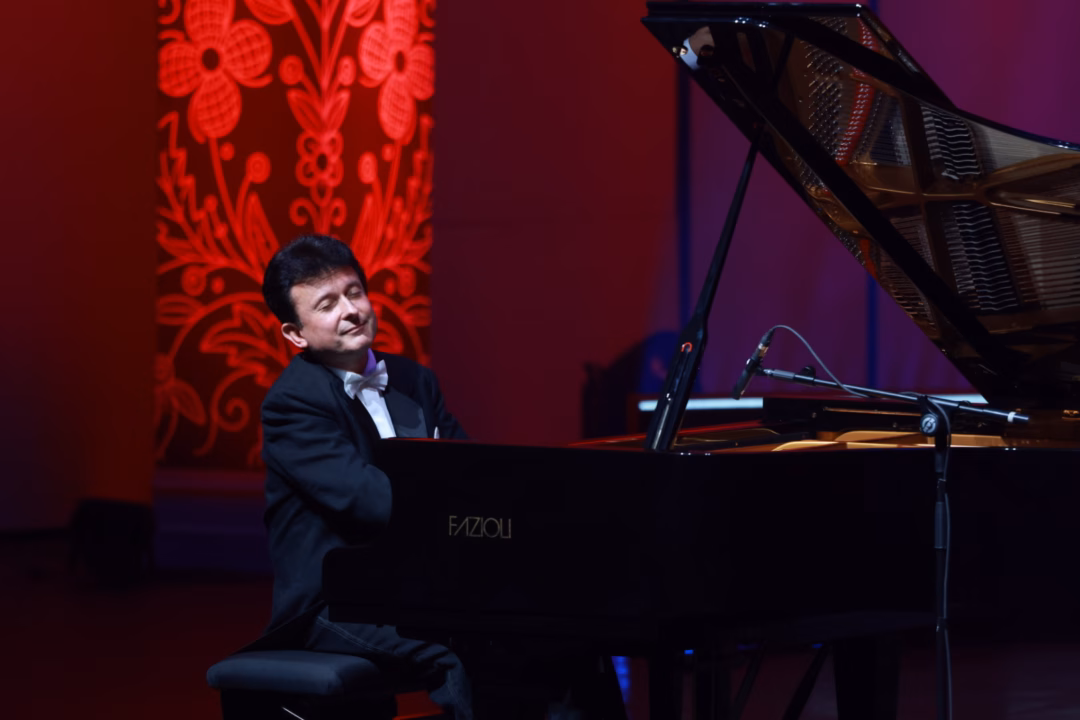 Nghệ sĩ piano Rafał A. Łuszczewski.