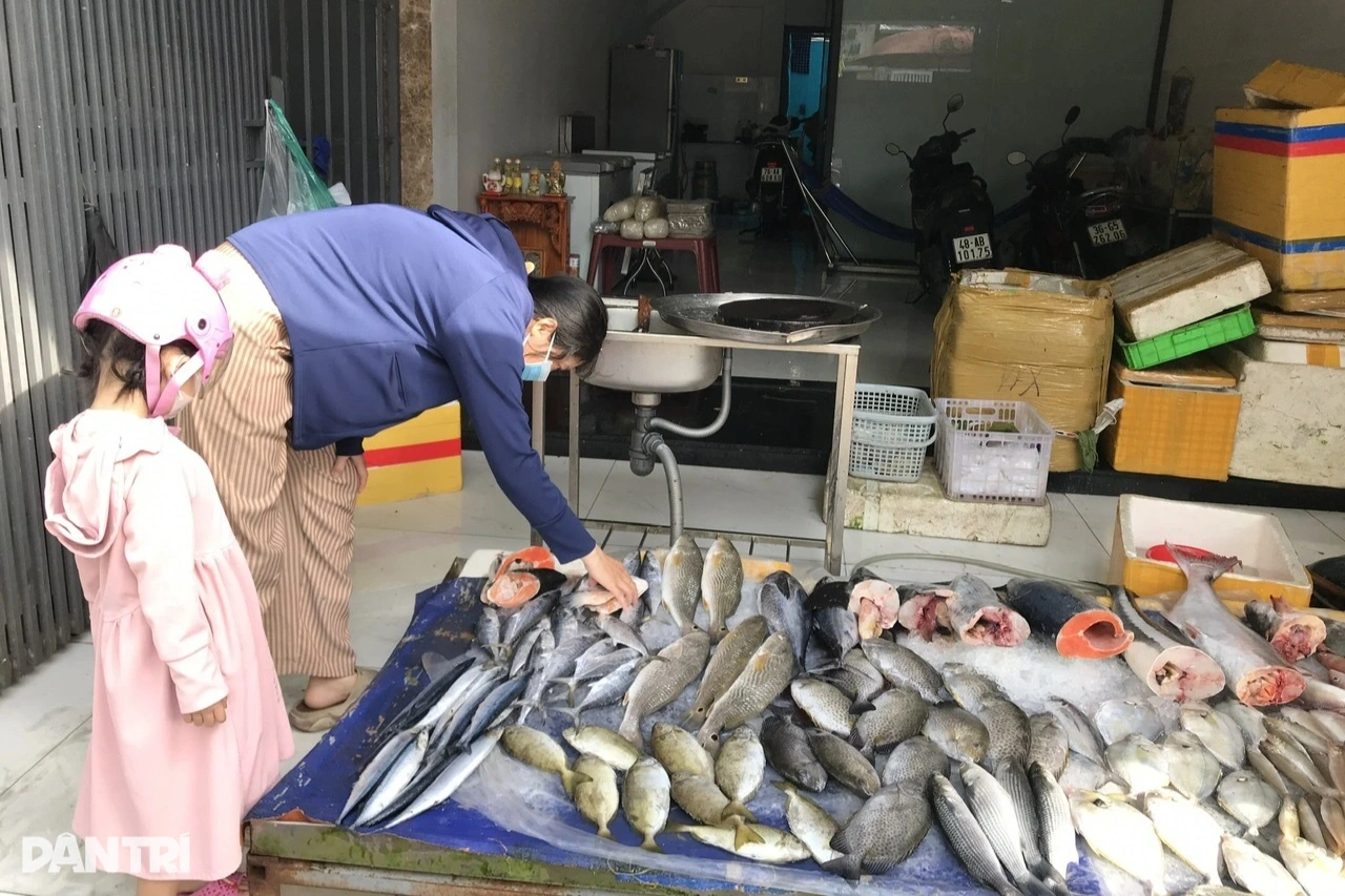 Người dân tính toán chi tiêu cho bữa ăn gia đình (Ảnh: Huân Trần).