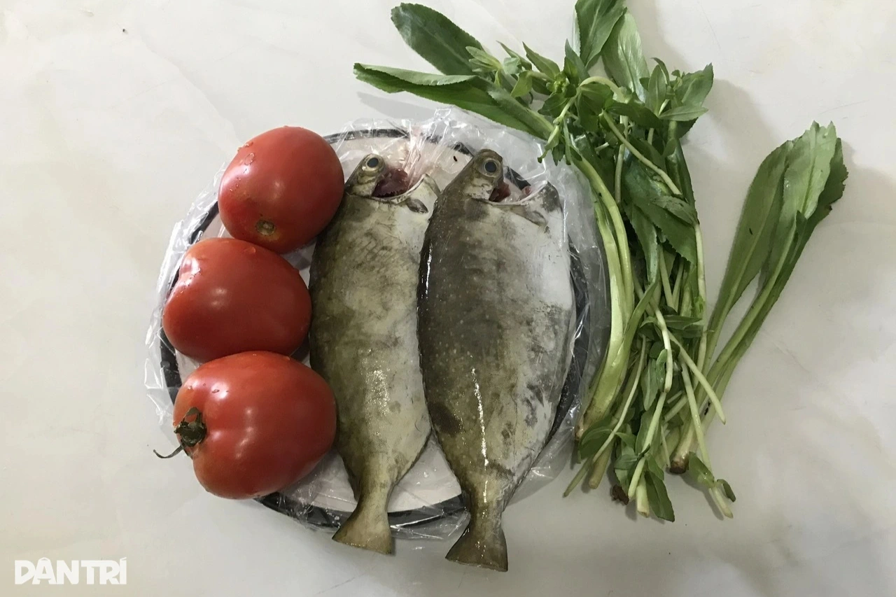 Mớ rau, con cá được đặt lên bàn cân chi tiêu (Ảnh: Huân Trần).