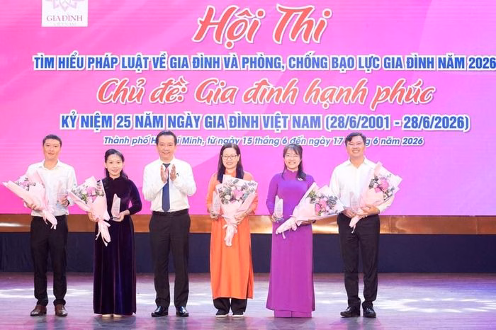 Ông Võ Trọng Nam, Phó Giám đốc Sở Văn hóa và Thể thao TP.HCM, Trưởng Ban Tổ chức Hội thi tặng hoa cho các thành viên Ban Giám khảo