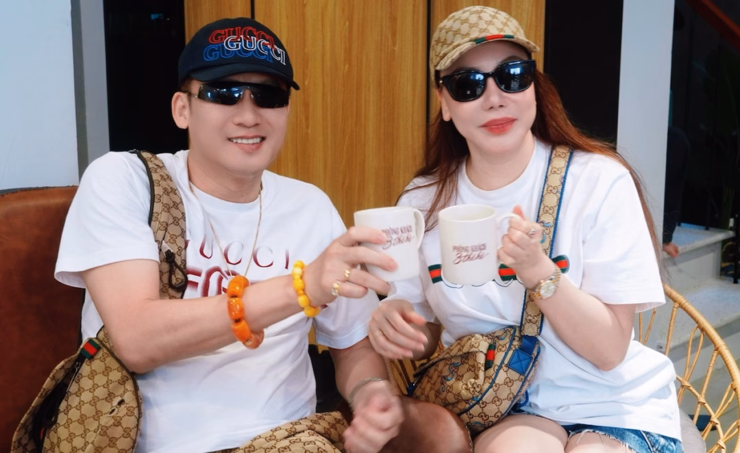 Ông xã đồng hành cùng Hồ Quỳnh Hương tới phòng tập.