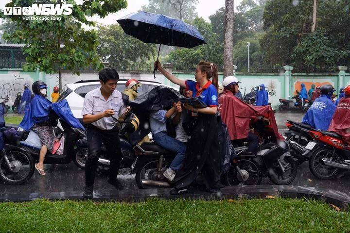 Thí sinh đội mưa làm thủ tục dự thi tại TP.HCM