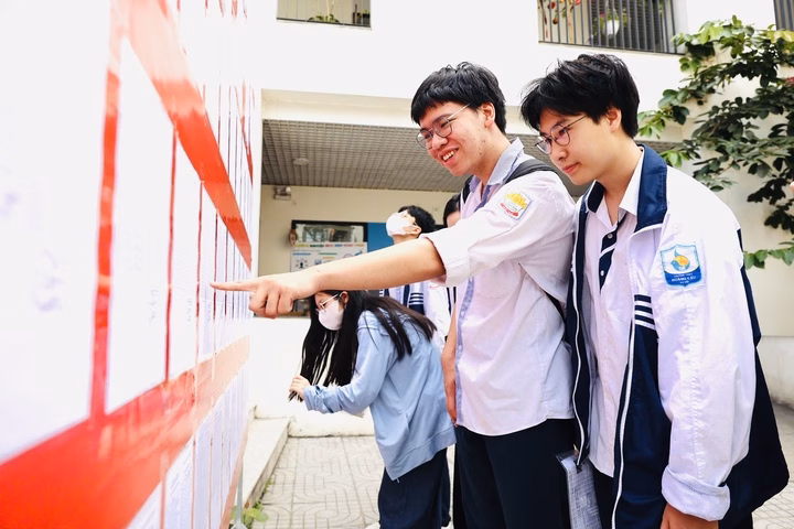 Thí sinh làm thủ tục dự thi tại Hà Nội