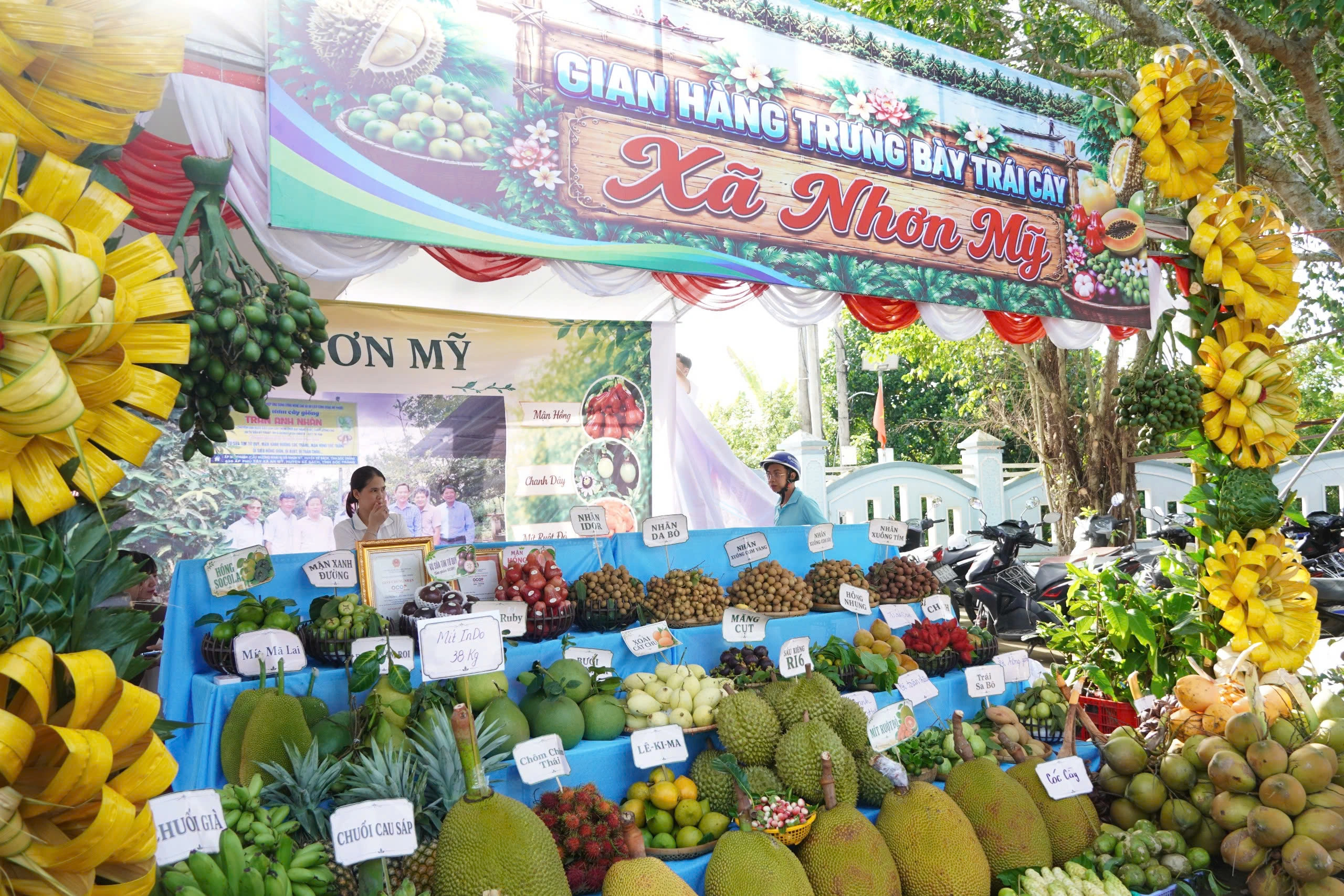Những sạp trái cây đặc sản rực rỡ màu sắc thu hút đông đảo du khách.
